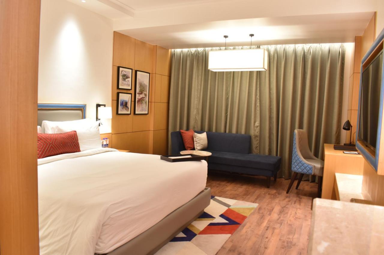 Ramada By Wyndham Katra Station Road Hotel Ngoại thất bức ảnh